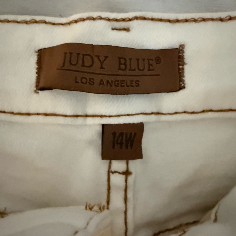 Judy Blue Women's White Stretch Jeans with Contrast Brown Stitching